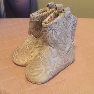 Baby cowgirl booties.